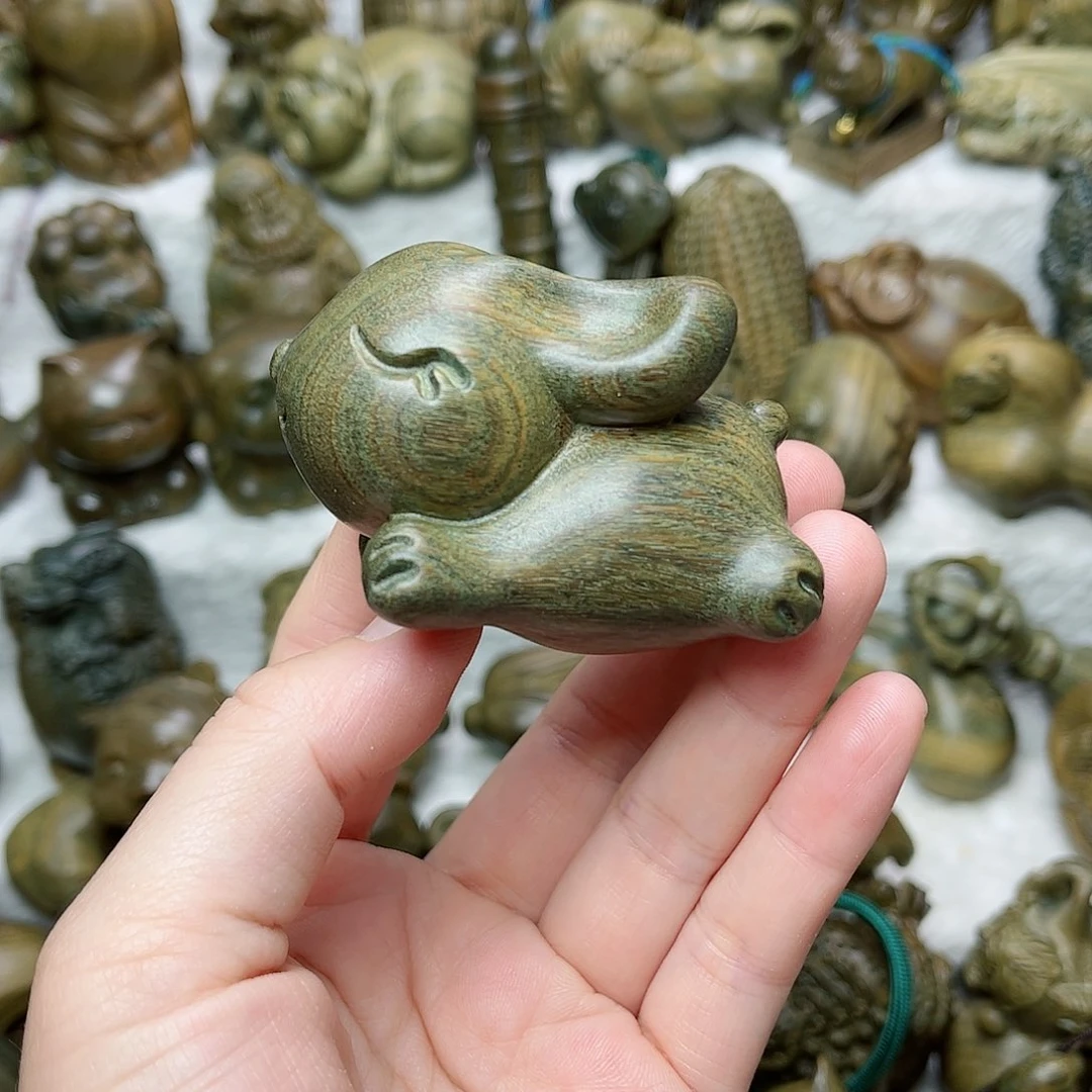 维腊木（绿檀）拉*石兔子手把件