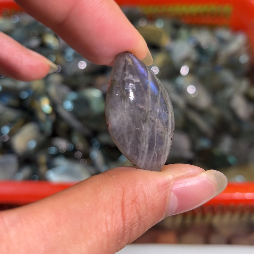 拉长石吊坠未镶嵌好**.