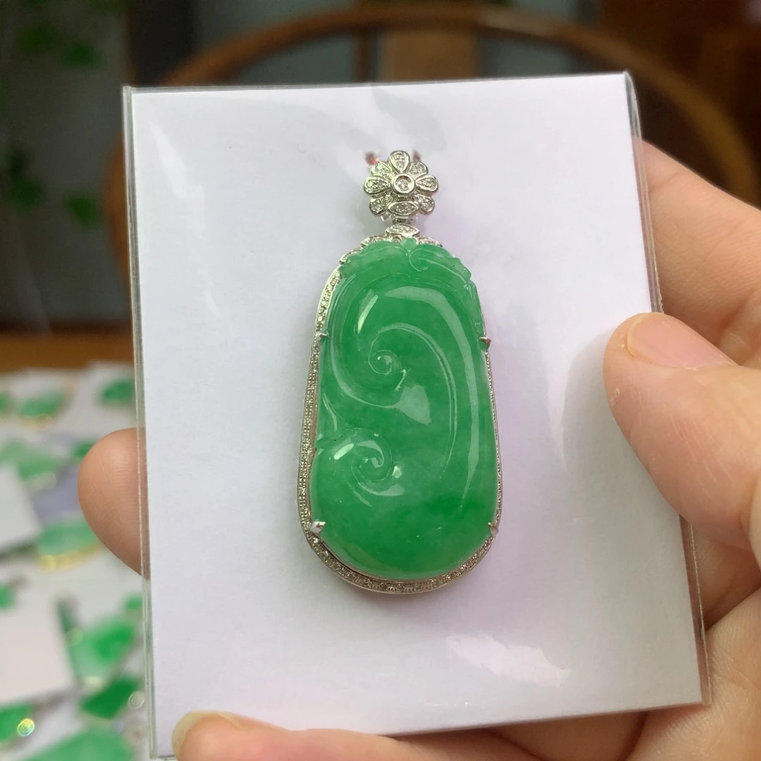 翡翠18K金镶嵌颈饰翡翠首饰