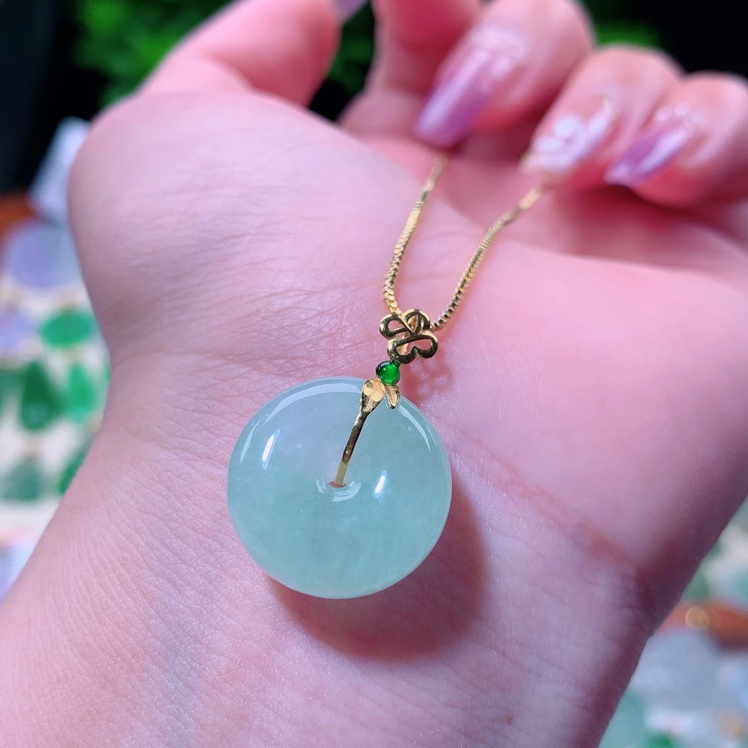 天然缅甸翡翠18K镶嵌平安扣吊坠、尺寸17.1×7.2