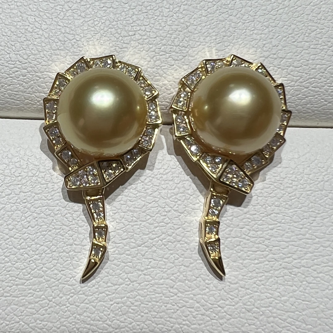 【周天珠宝】蛇年新款海水南洋金珠卡家同款耳钉s925银时尚优雅经典