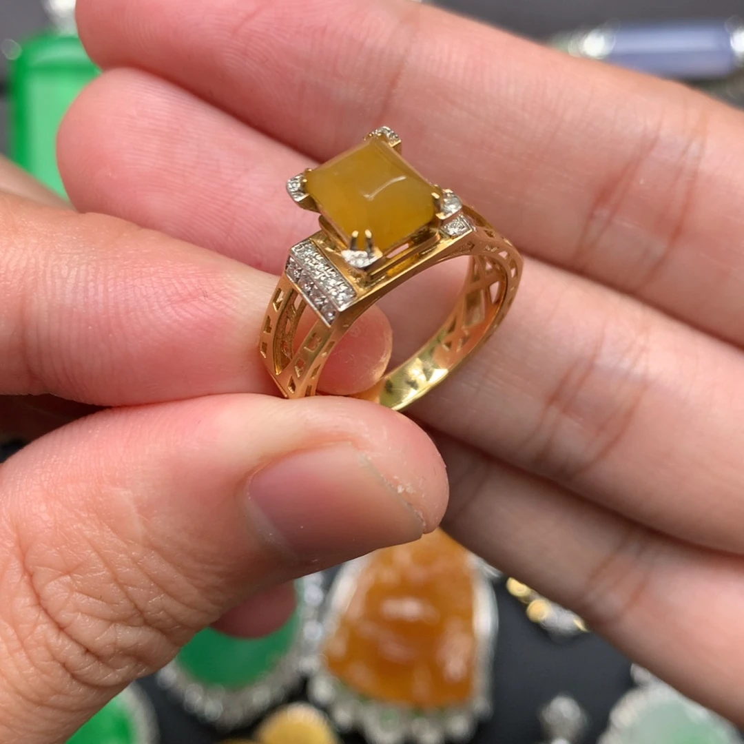翡翠18K金镶嵌戒指