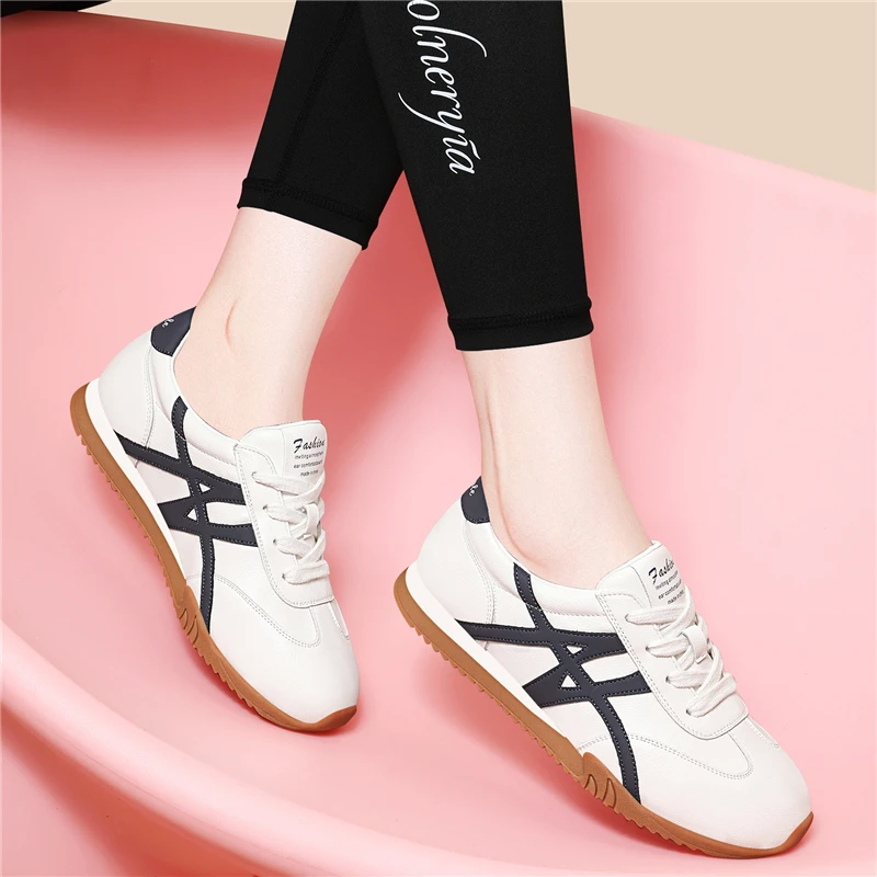 小白鞋女款2025新款春秋平底软底轻便阿甘鞋运动休闲板鞋百搭健步