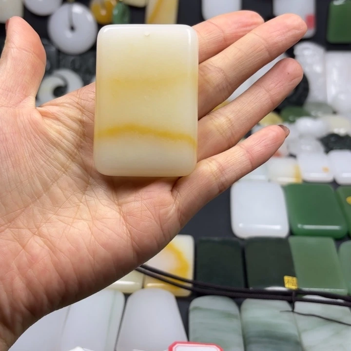 自***人石英质玉（金丝玉）未镶嵌颈饰