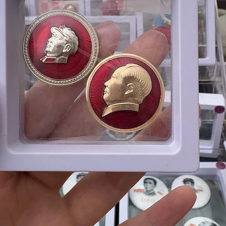 走***人其他普通金属红色收藏纪念章