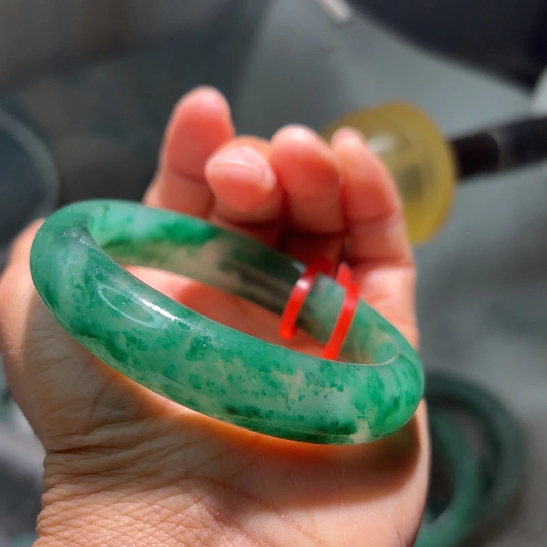 夏***雨石英质玉（非洲翠）未镶嵌手镯定制