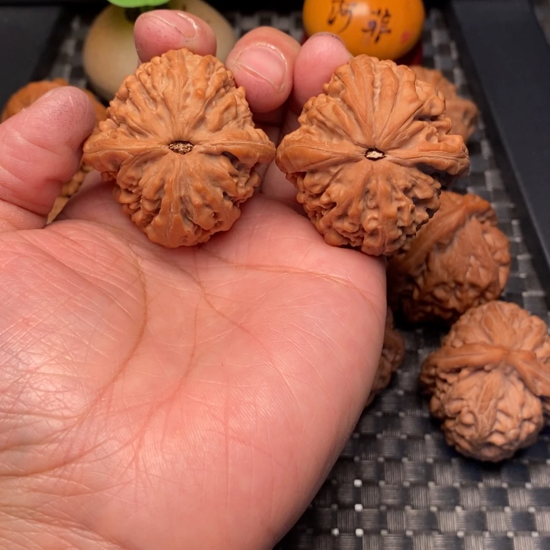 又***儿文玩核桃吊坠莲花