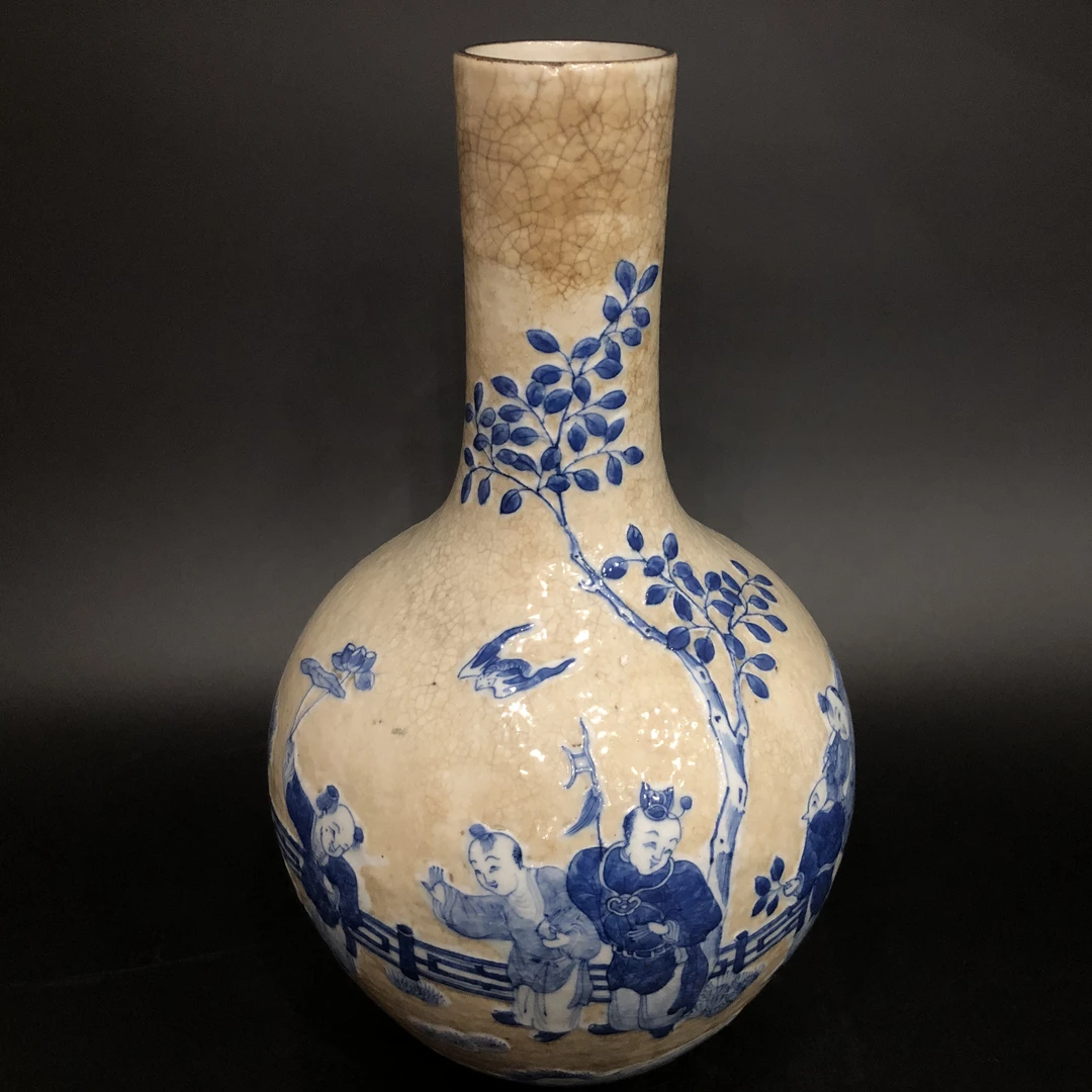 25100828清晚期哥釉青花婴戏图天球瓶 高39.5cm