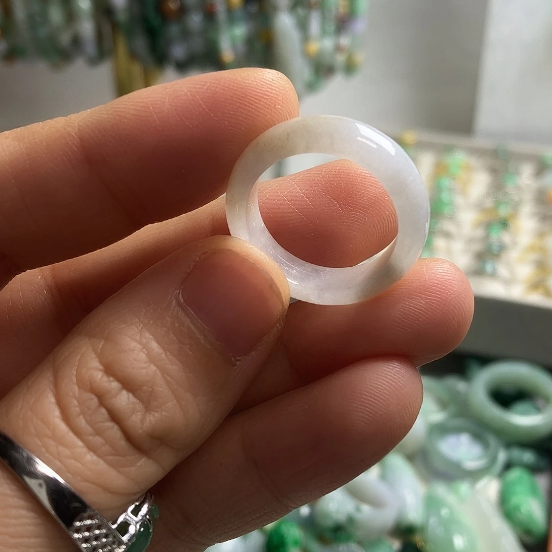 翡翠未镶嵌颈饰26卡17.8