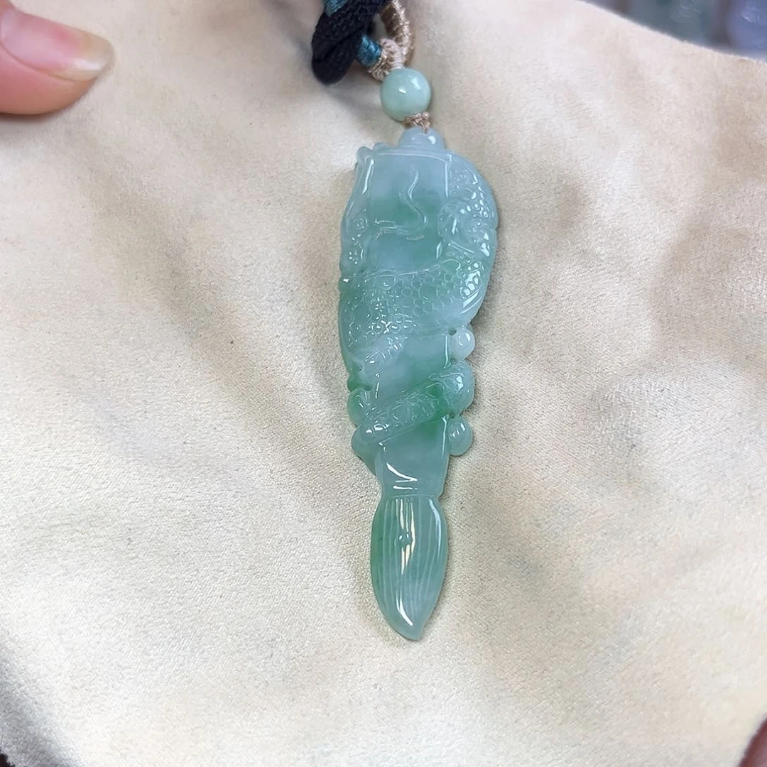 翡翠颈饰未镶嵌龙笔
