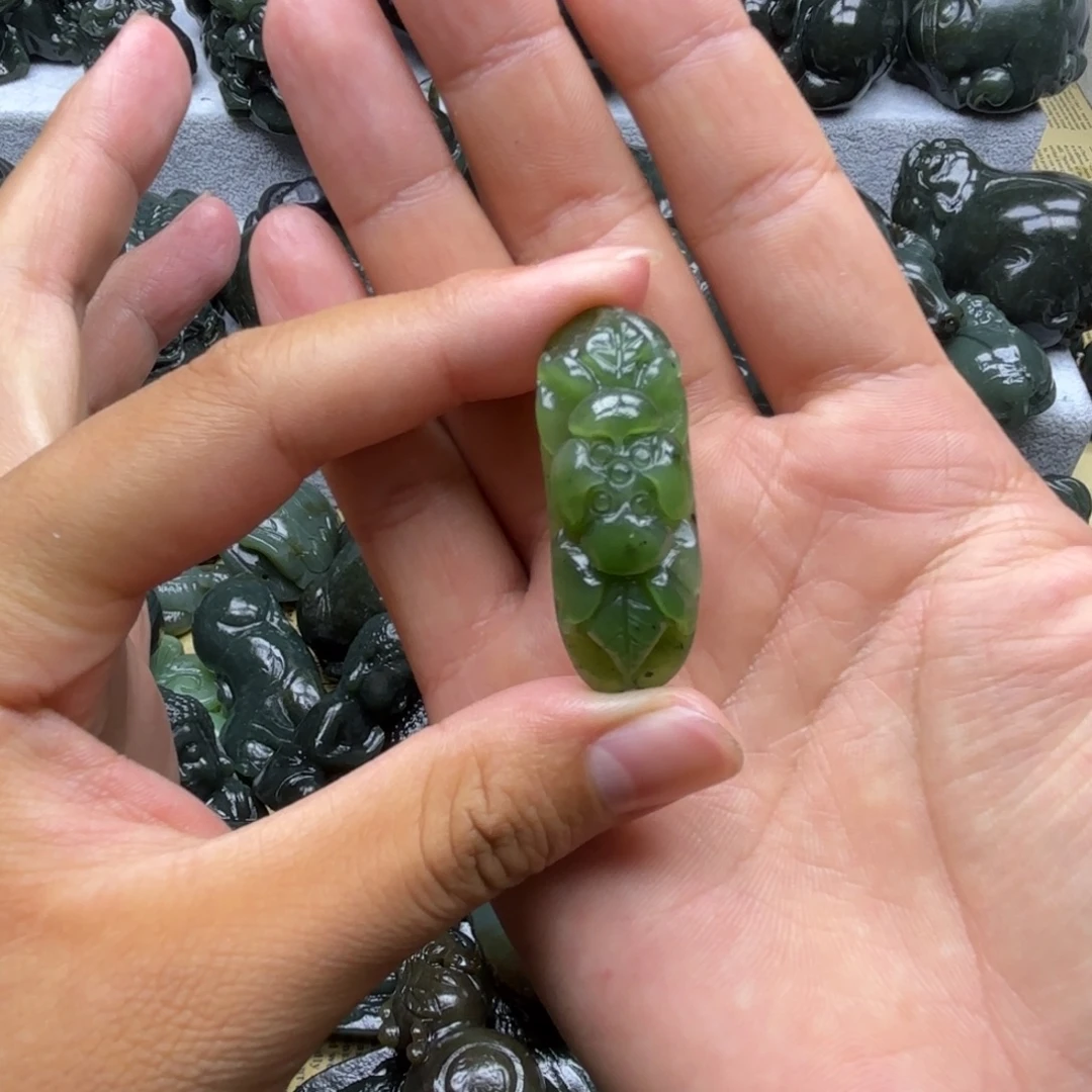 有***灰颈饰未镶嵌和田玉（糖玉）