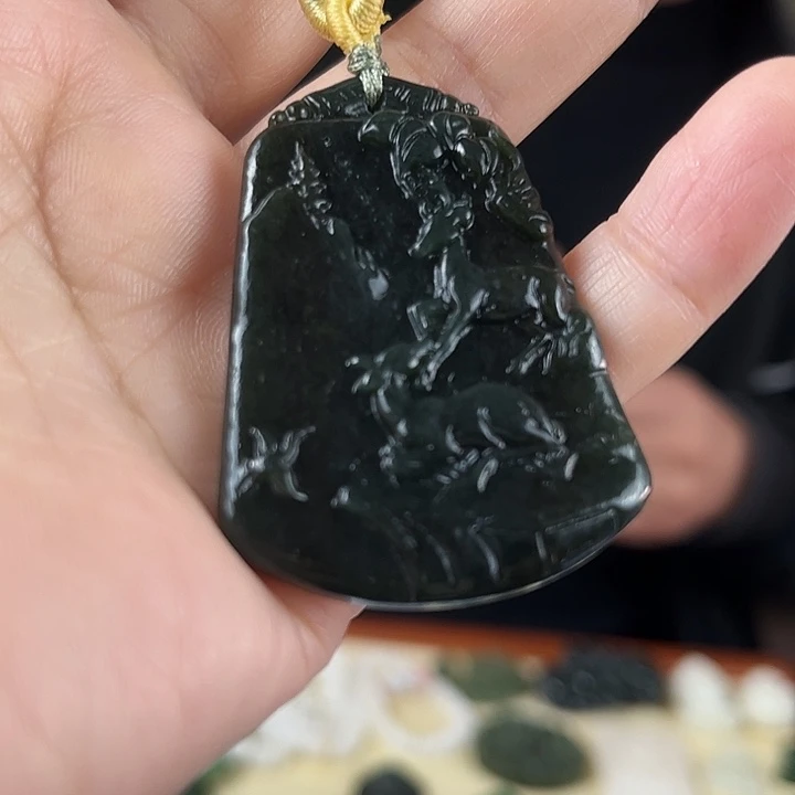 颈饰未镶嵌和田玉（碧玉）