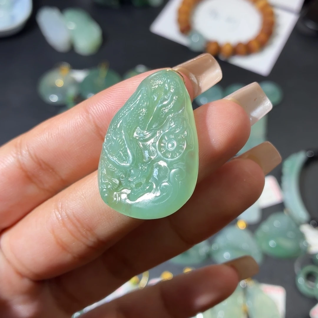 颈饰未镶嵌翡翠龙牌