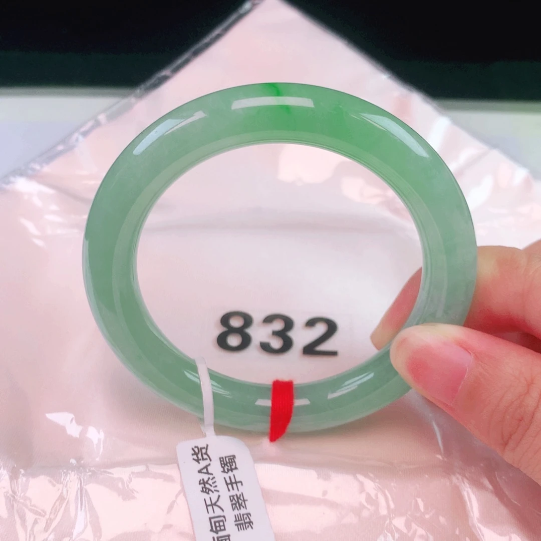 翡翠手镯未镶嵌翡翠手镯