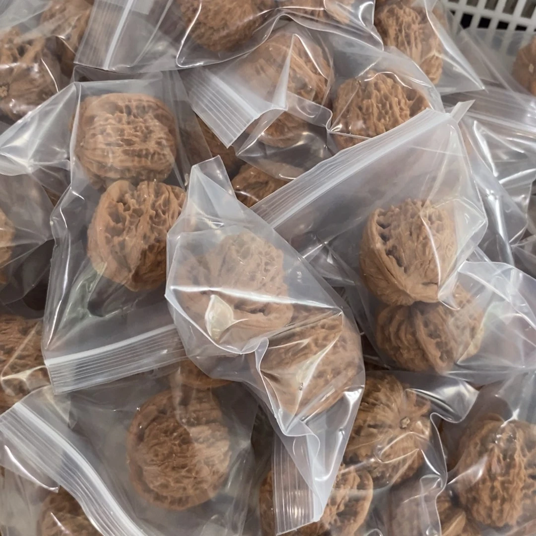 文玩核桃吊坠金麒麟有瑕疵