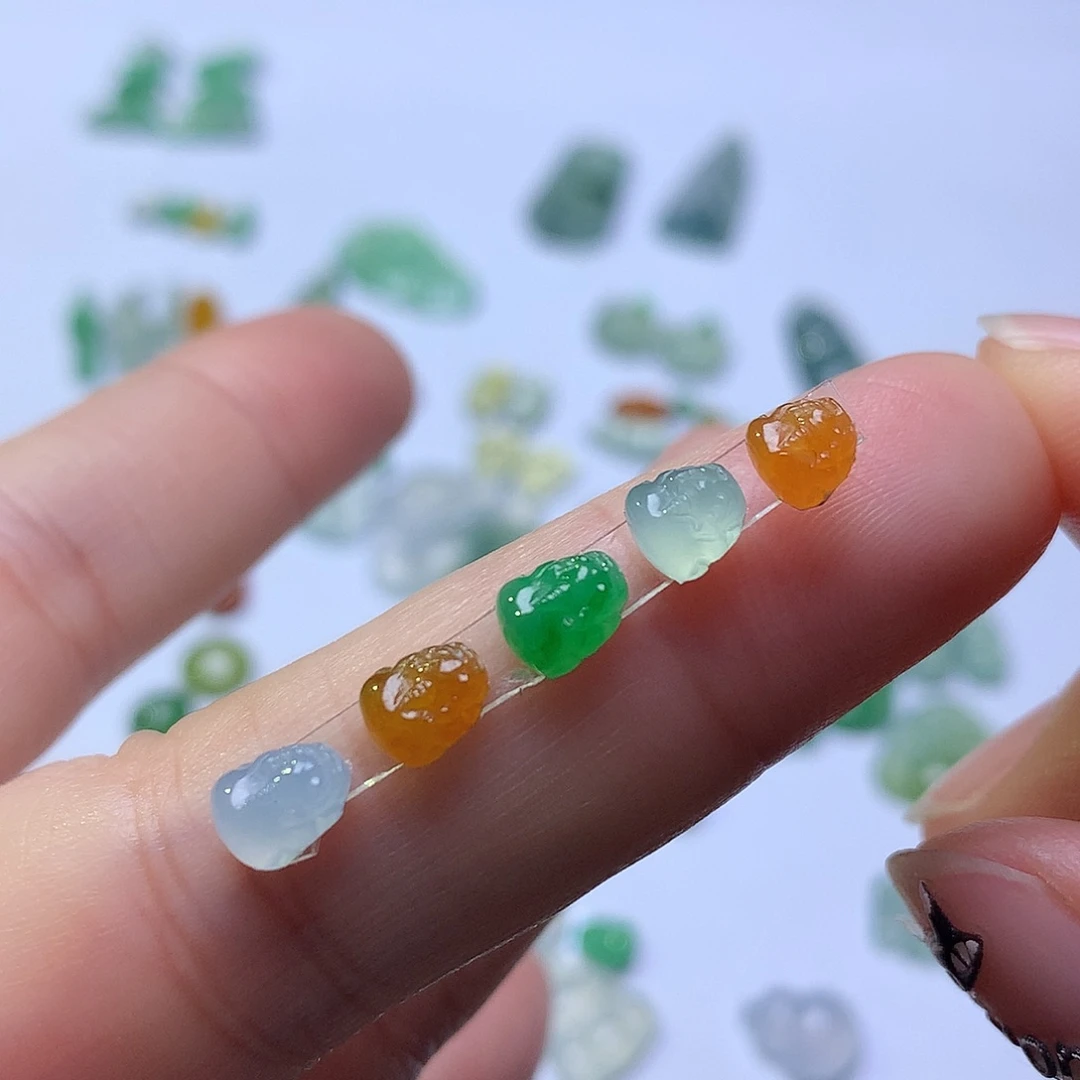 翡翠未镶嵌颈饰皮休