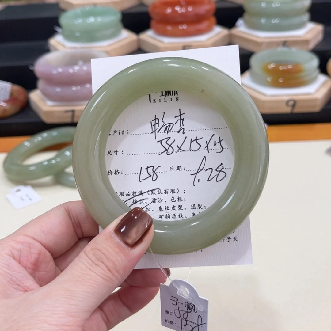 未镶嵌手镯石英质玉畅**图