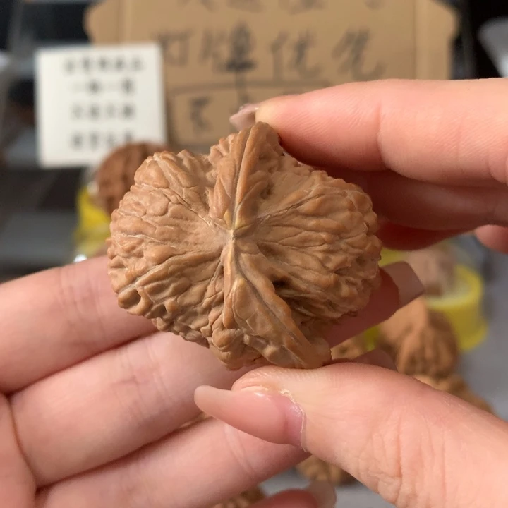 沈****吊坠文玩核桃异形单只，有瑕疵