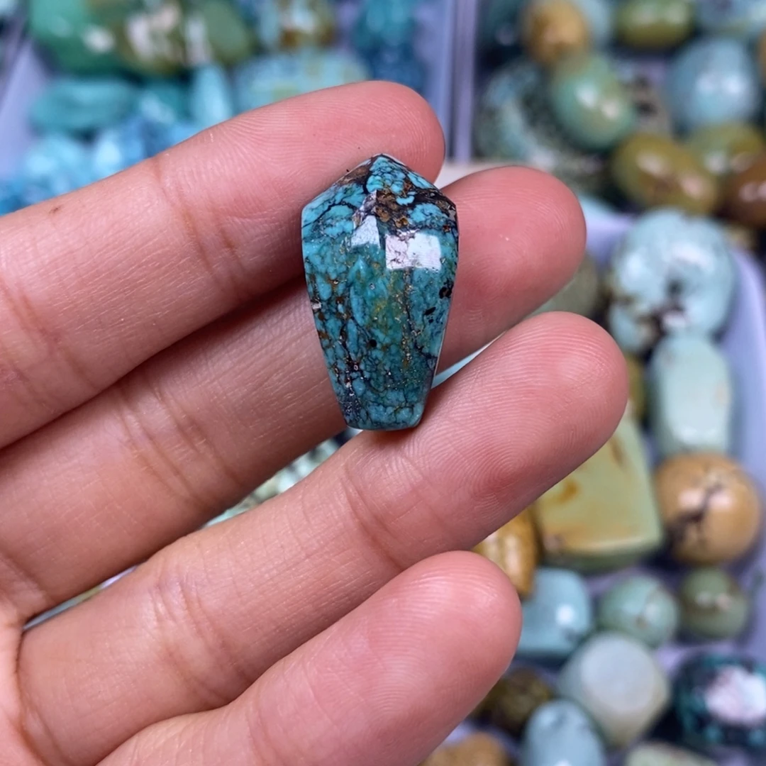 流***人绿松石未镶嵌颈饰