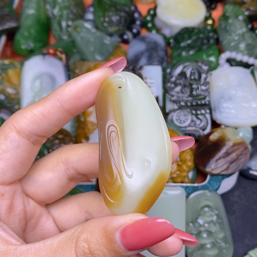 一***多和田玉未镶嵌颈饰