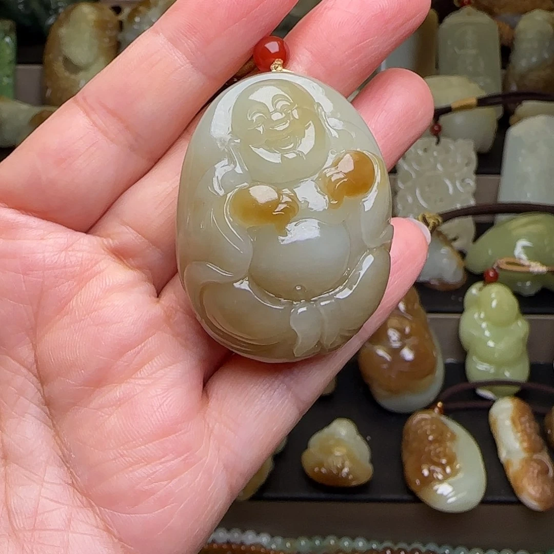 和田玉未镶嵌颈饰绿**酒