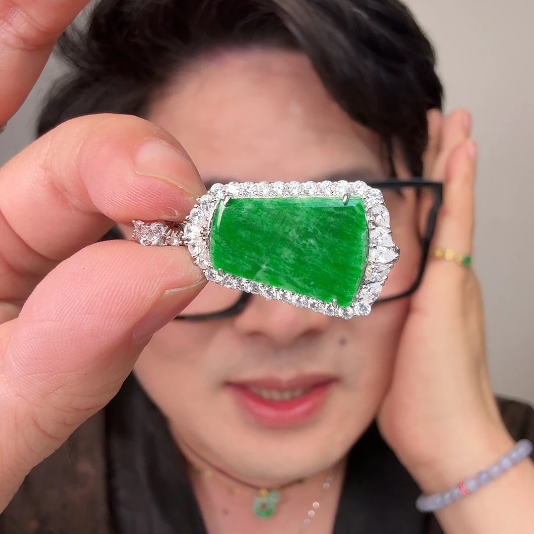 翡翠未镶嵌颈饰一件