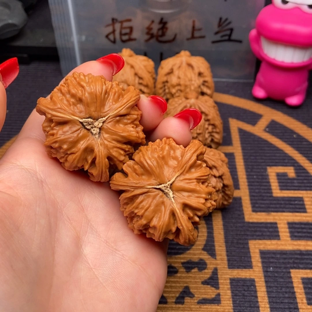 文玩核桃吊坠喝*?白狮