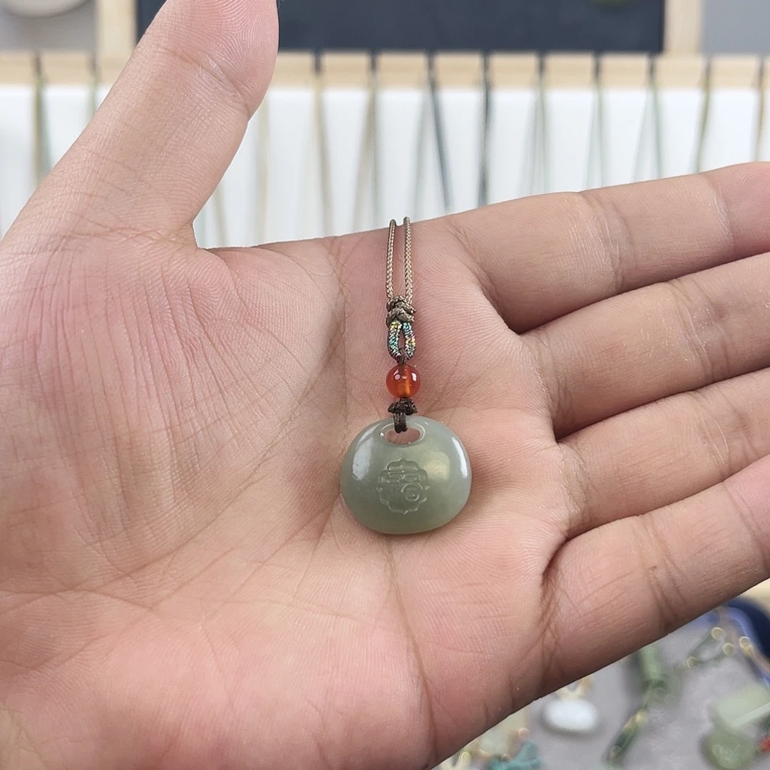 和田玉未镶嵌颈饰福袋