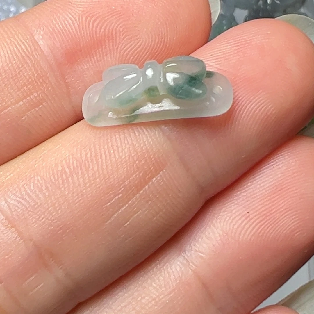 @***y翡翠未镶嵌颈饰两头孔飘花蝴蝶结半戒一个100块