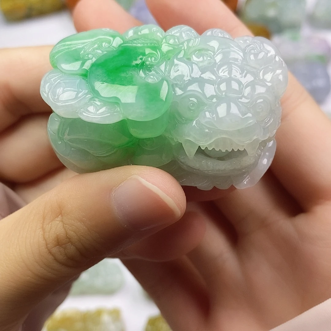 翡翠未镶嵌颈饰貔貅