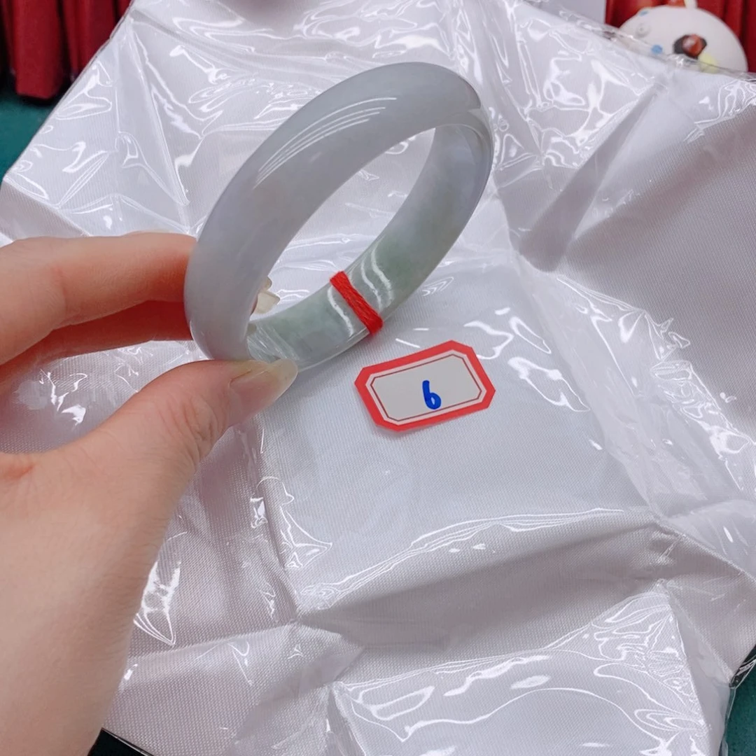翡翠手镯未镶嵌逗**?0666666666