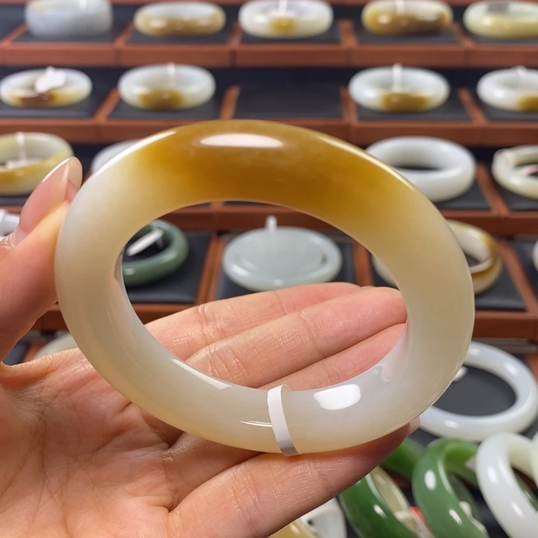和田玉（糖玉）手镯未镶嵌56圈