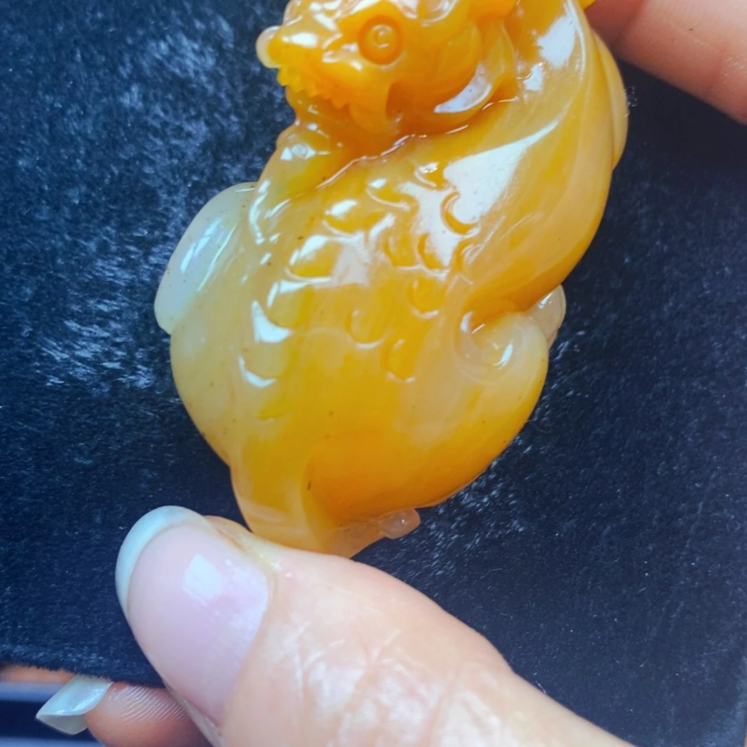 未镶嵌石英质玉（黄龙玉）颈饰