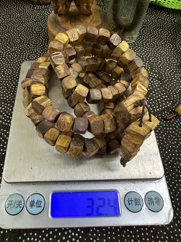 沉香沉香绿奇四方珠原色原味（亏本漏）