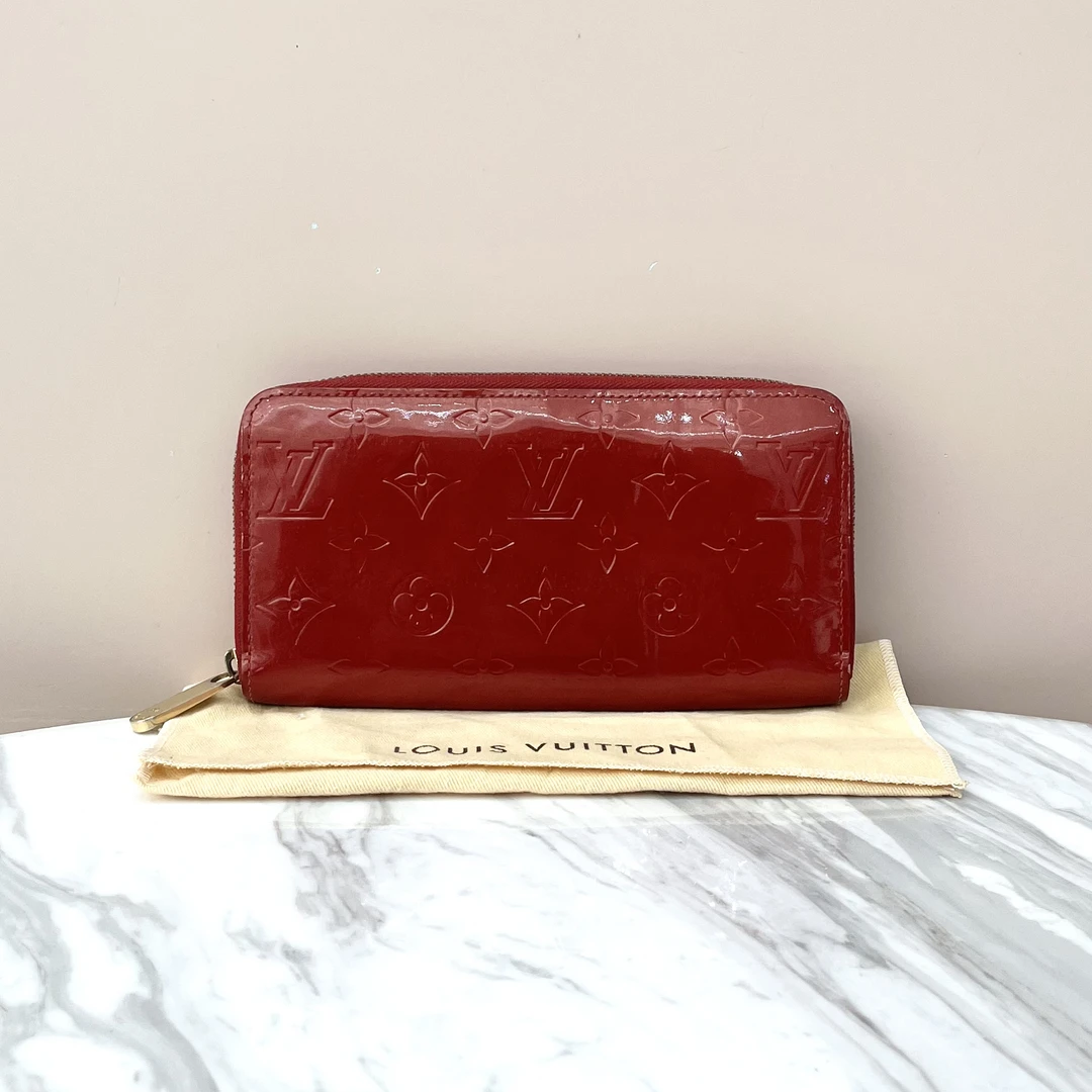 95新 LouisVuitton/路易威登 红色漆皮压花拉链长款钱包，96新