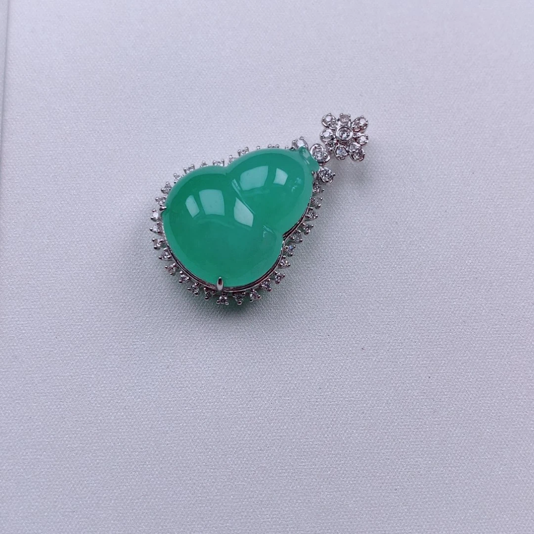 翡翠18K金镶嵌颈饰荧光绿葫芦