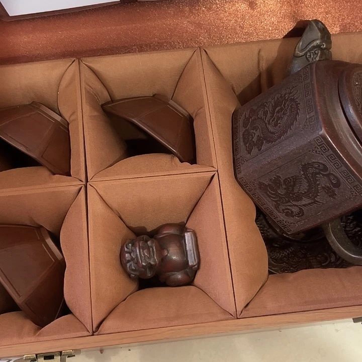 茶壶紫泥原矿泥料手工制作的一把紫砂壶。