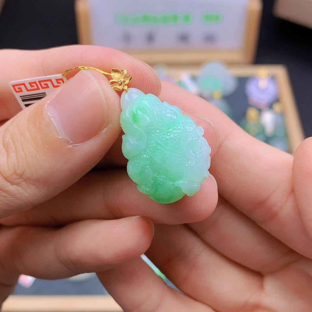 翡翠18K金镶嵌颈饰翡翠