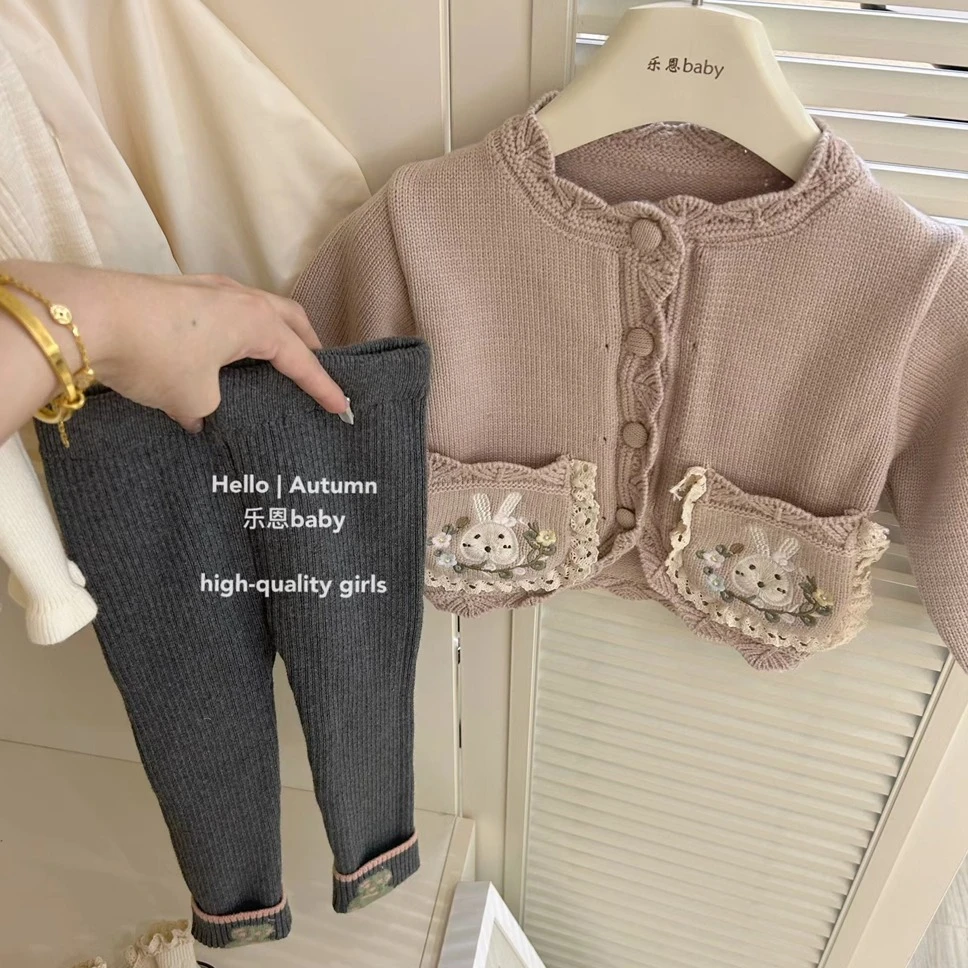现货【乐恩童装】女童冬新款口袋兔子藕粉色开衫毛衣深灰卡通针织裤