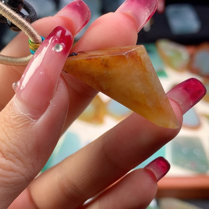 颈饰未镶嵌翡翠好