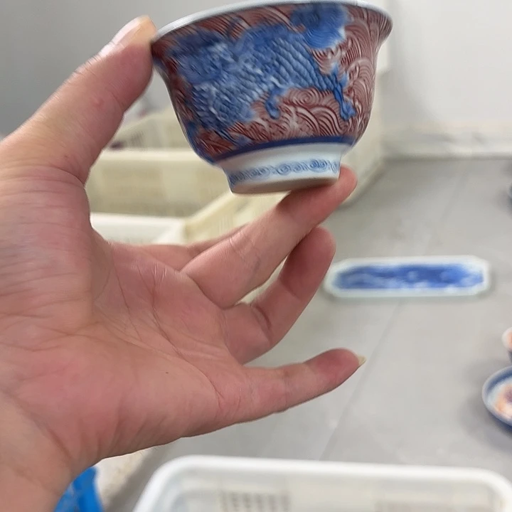 瓷片釉里红麒麟踏浪压手主人杯