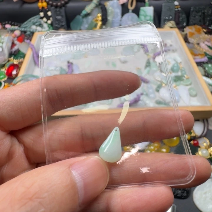 顺***然颈饰未镶嵌翡翠水滴吊坠