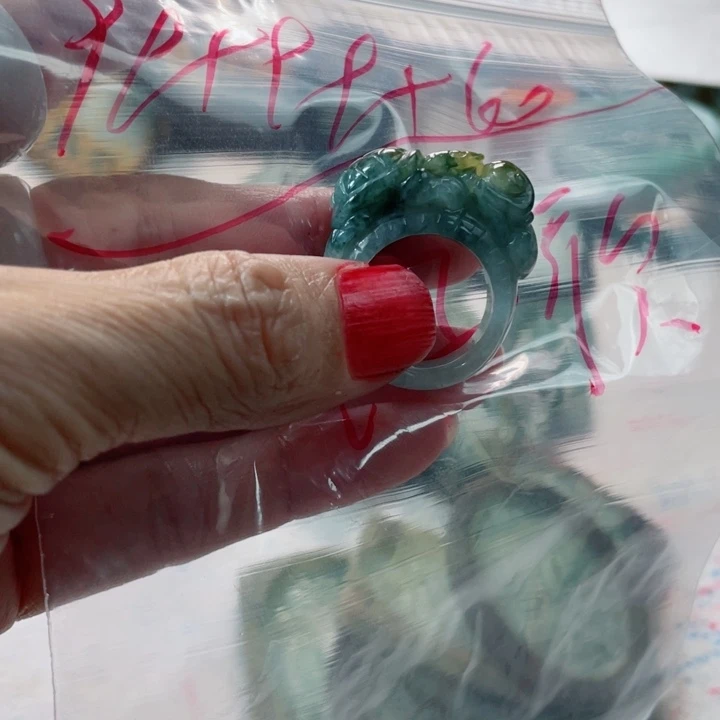 江***歌颈饰未镶嵌翡翠成品