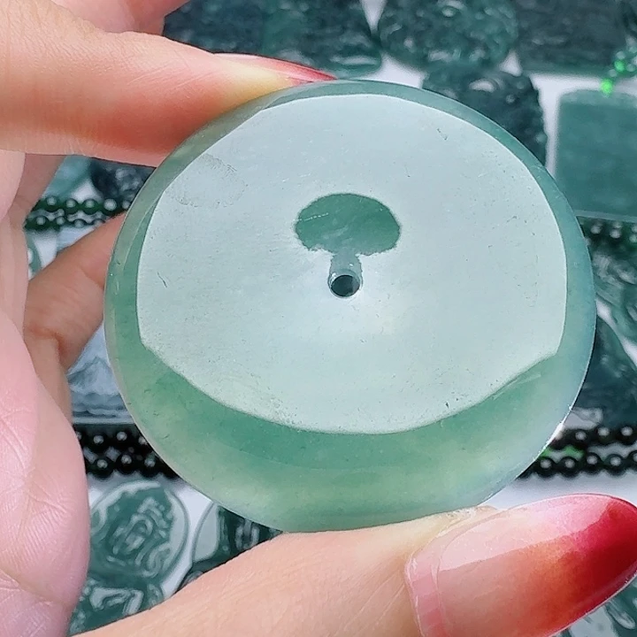 翡翠未镶嵌颈饰多样性发其一