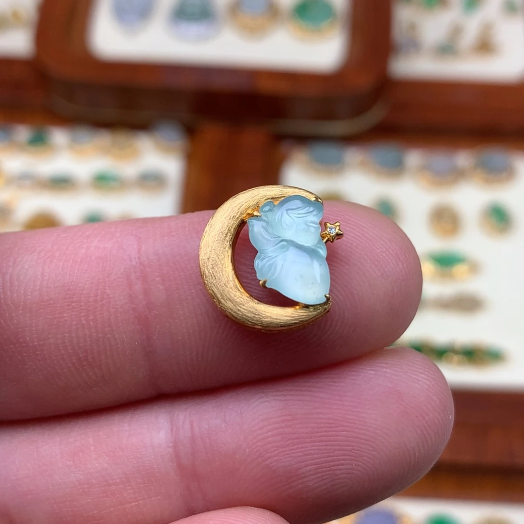 翡翠18K金镶嵌颈饰天使