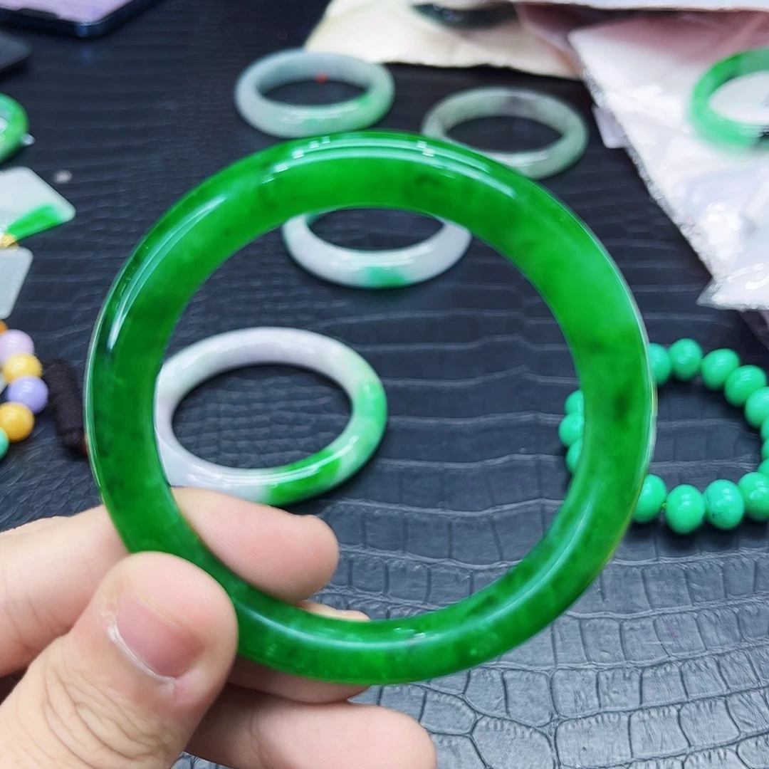 翡翠手镯未镶嵌多样性