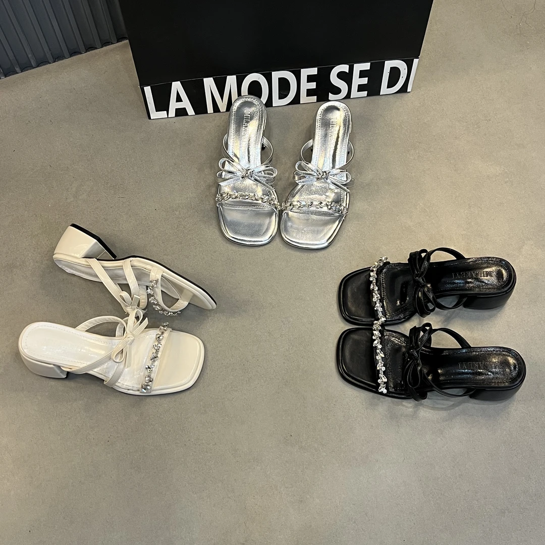 2025年夏季新款百搭时尚气质网红爆款水钻温柔风方头外穿时装凉鞋