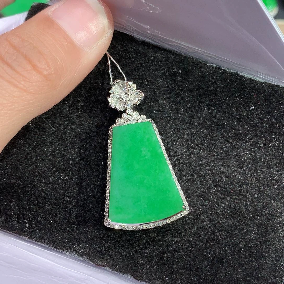 翡翠吊坠(赠链)18K金镶嵌