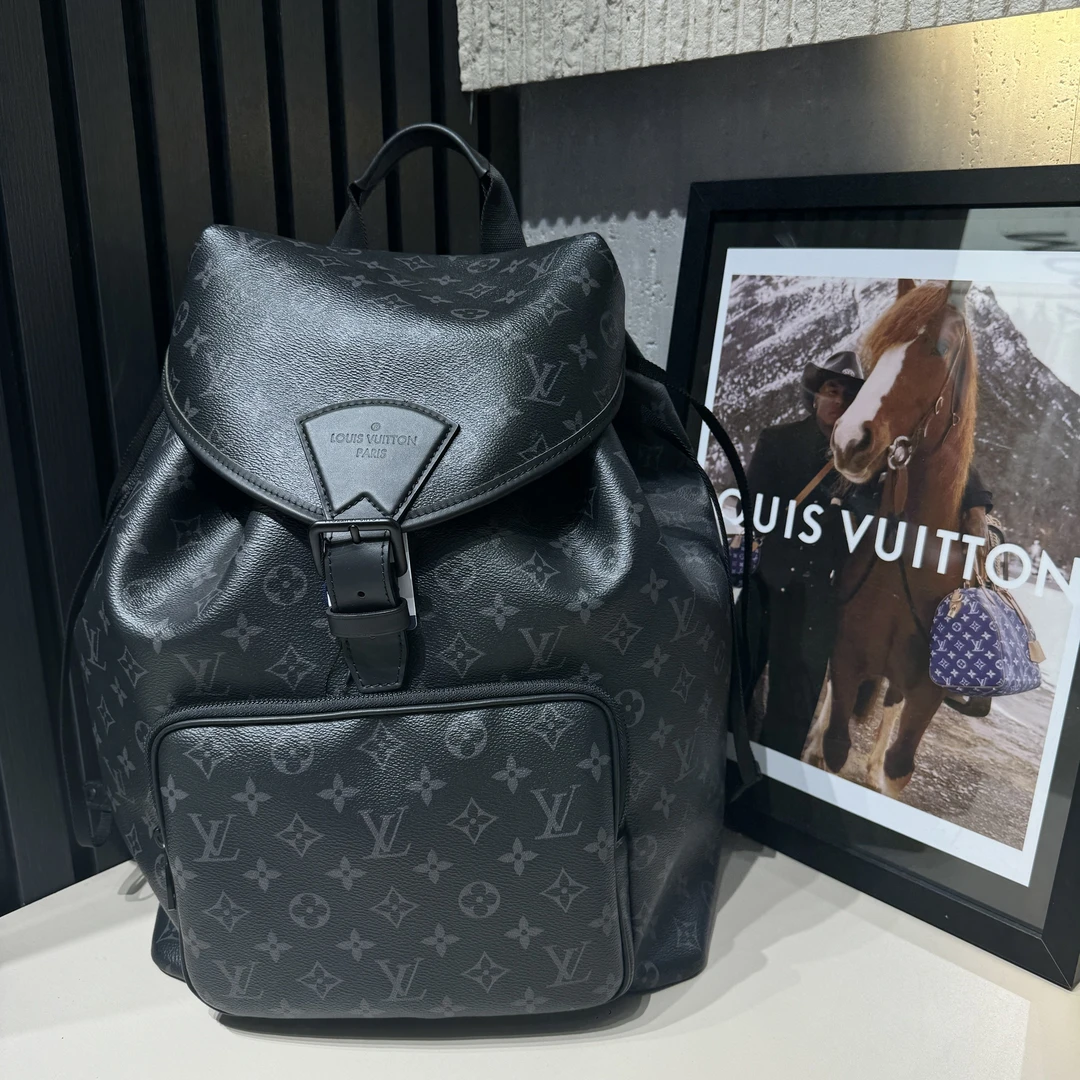 95新 LouisVuitton/路易威登 98新66151572 黑武士montsourls双肩