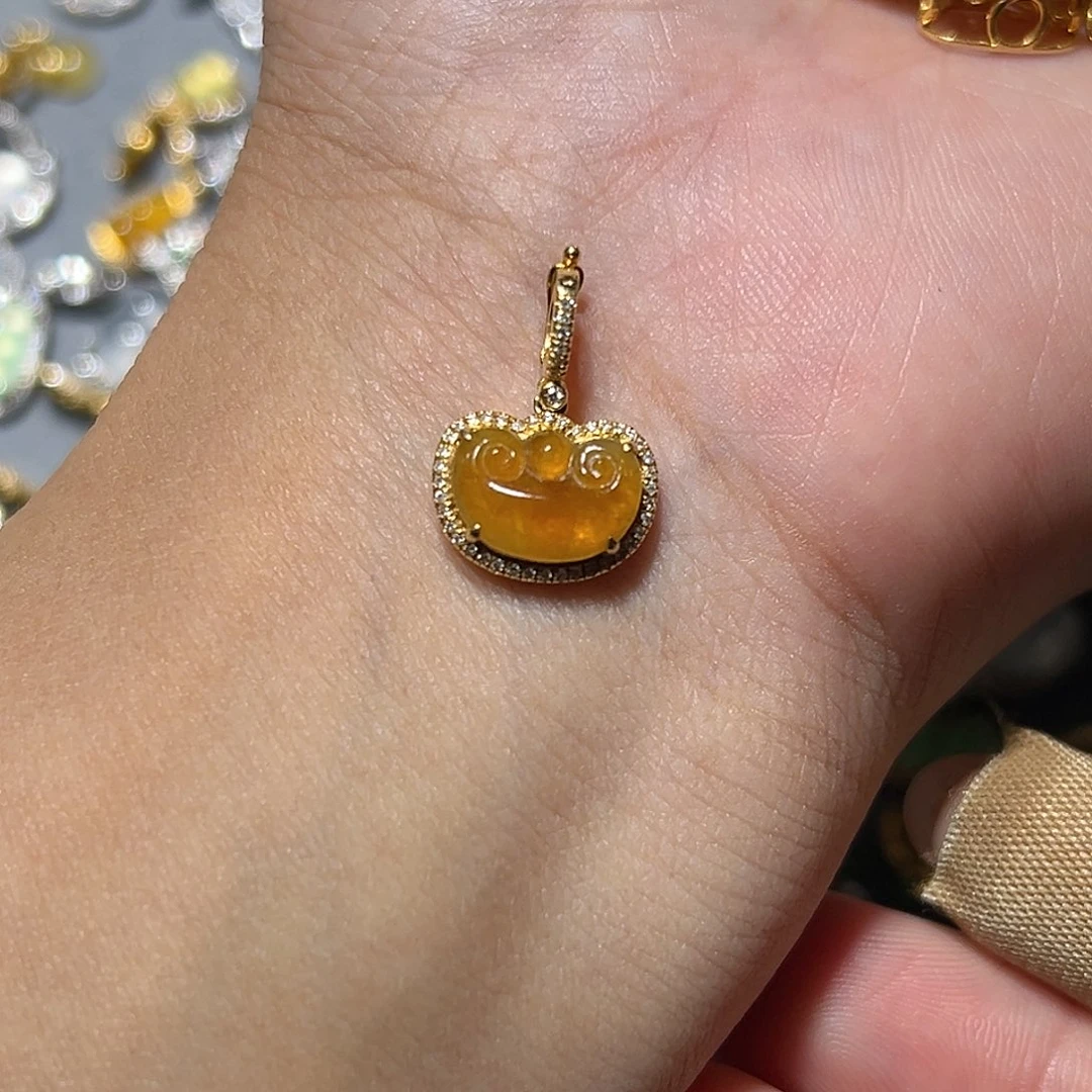 翡翠18K金镶嵌颈饰